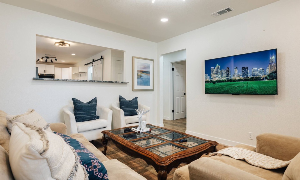 Sweetbriar House | Stylish 4BR SoCo Family Home ❤️ Free Parking Near Downtown & Zilker Park