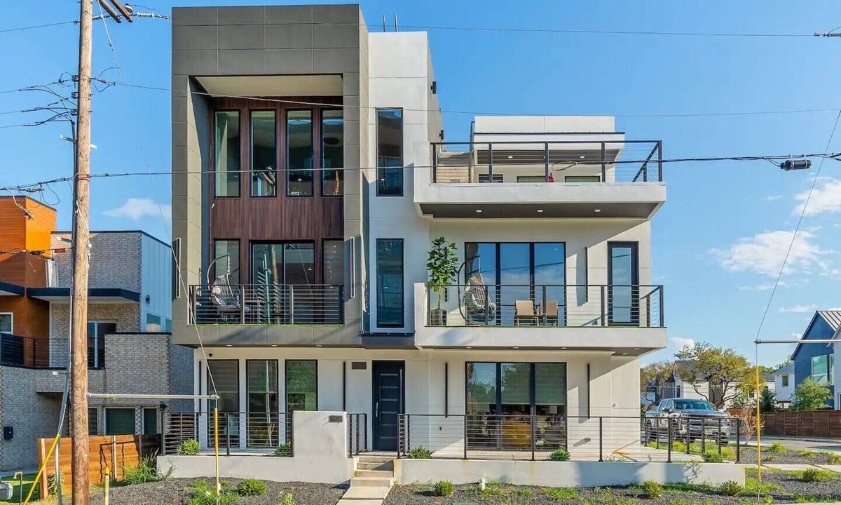 West Dallas House | Stylish 5-BD 5A home with Rooftop & Grill - 5-mins drive to Downdown Dallas!