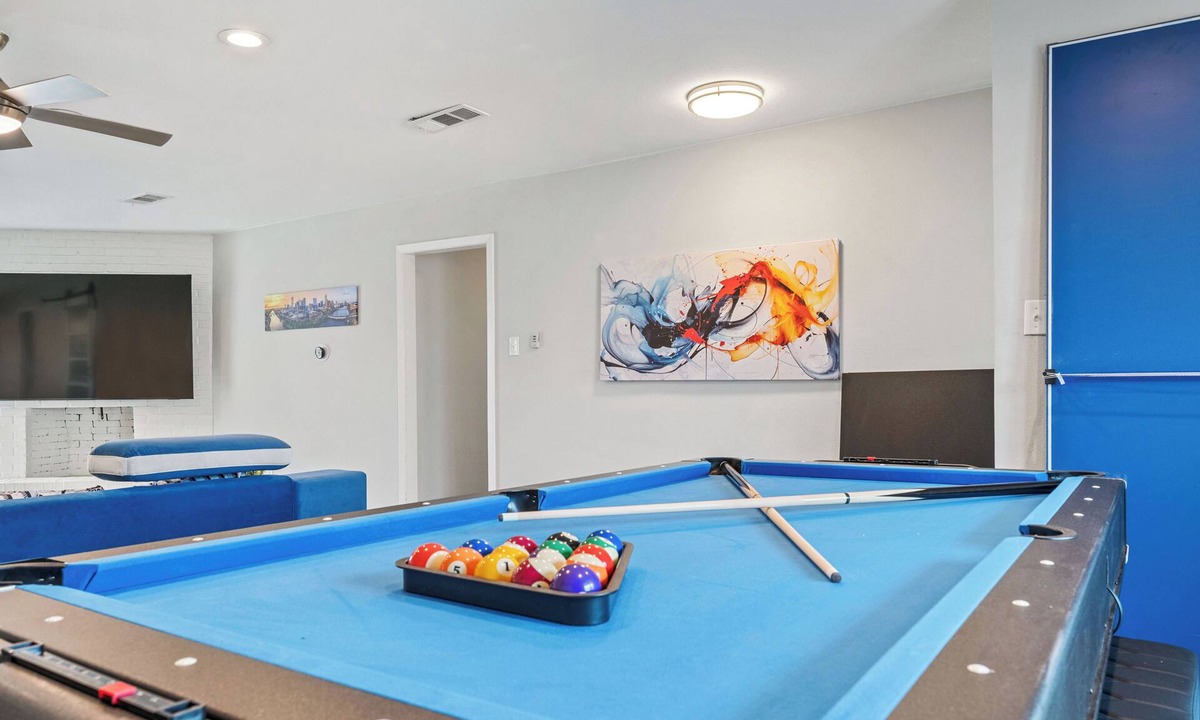 East MLK House | Stylish 5-Bedroom House Sleeps 16 Near Downtown Austin with Tons of Games