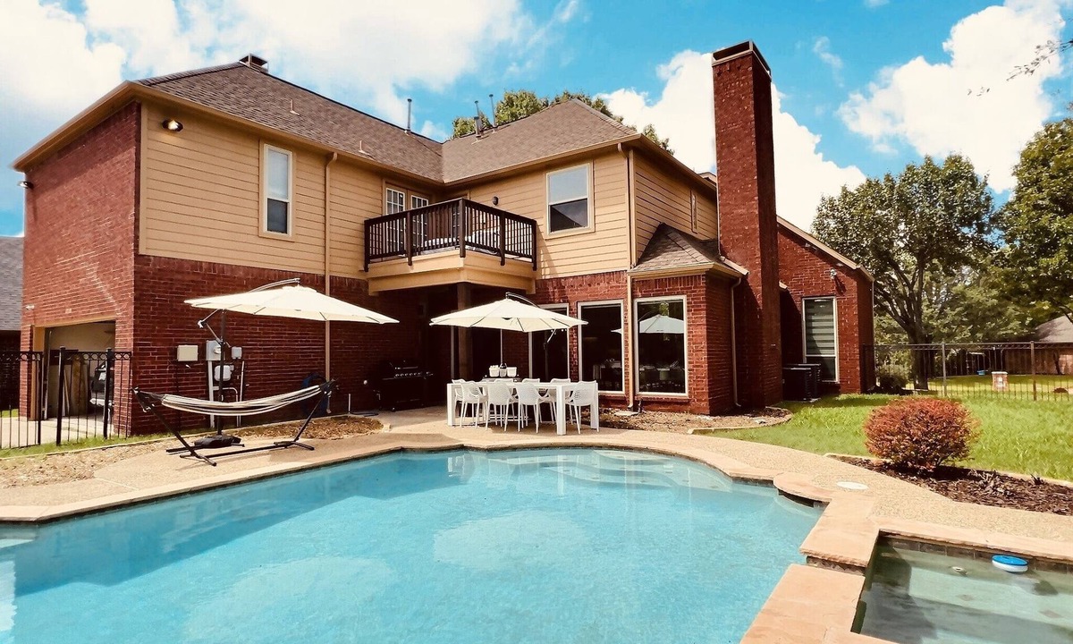 Rowlett House | Stylish 5-BR Villa w/Pool & Hot Tub - 5 min from the lake!