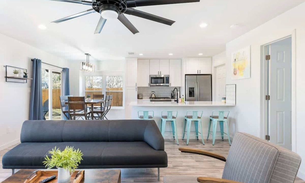 Franklin Park House | Stylish 5bd SE Austin Escape