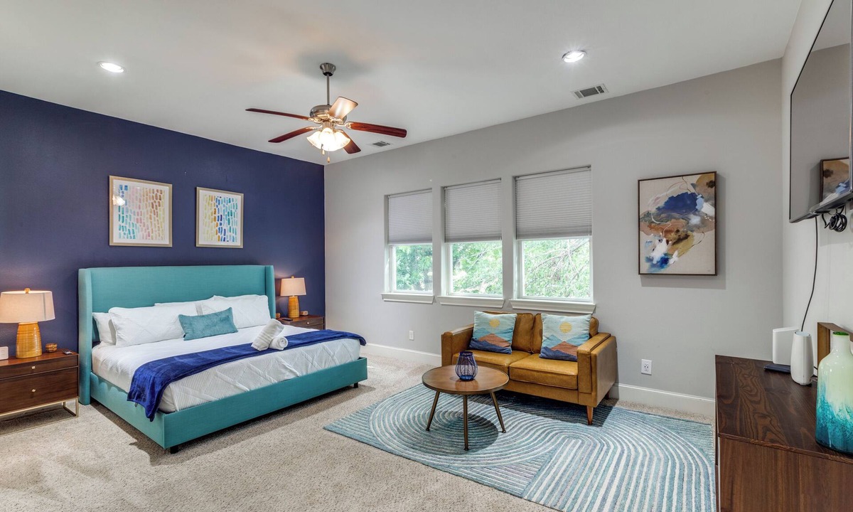 Greater East End House | Stylish 5bed-4bath - Gated, King Beds, 3500 sq ft - 5 Min to Downtown