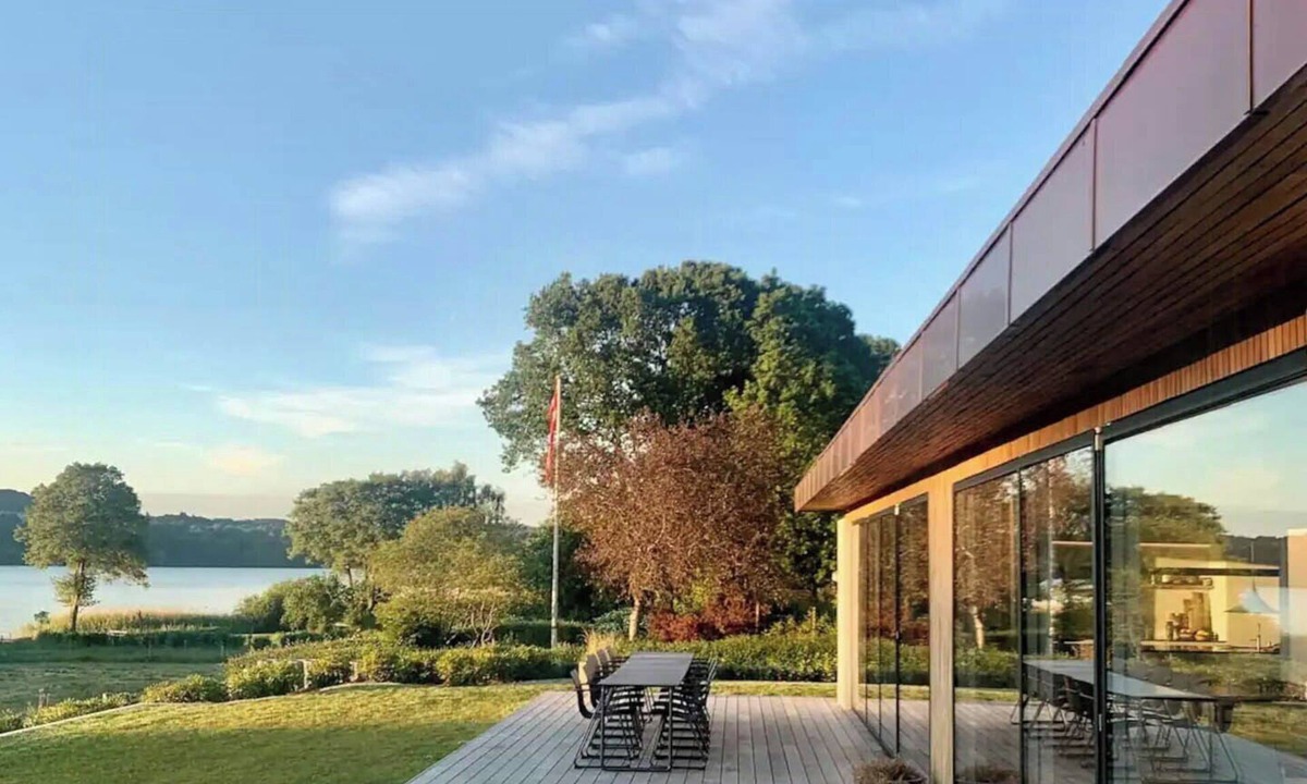 Ry House | Stylish 70's villa with forest and lake view in Ry