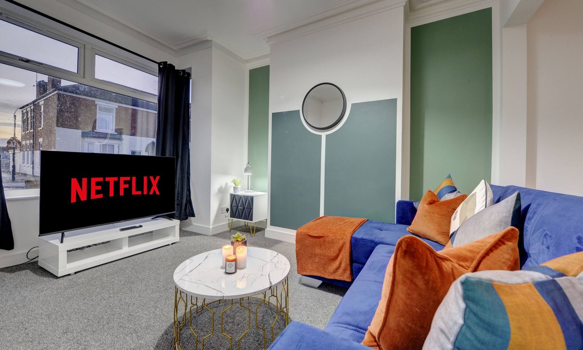 Hull Condo | Stylish and Beautiful 3 Bed House