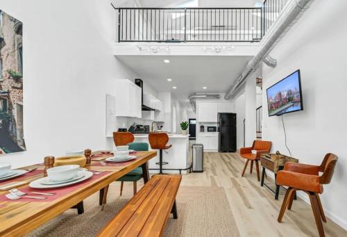 Front Park House | Stylish And Roomy Full House Dtwn