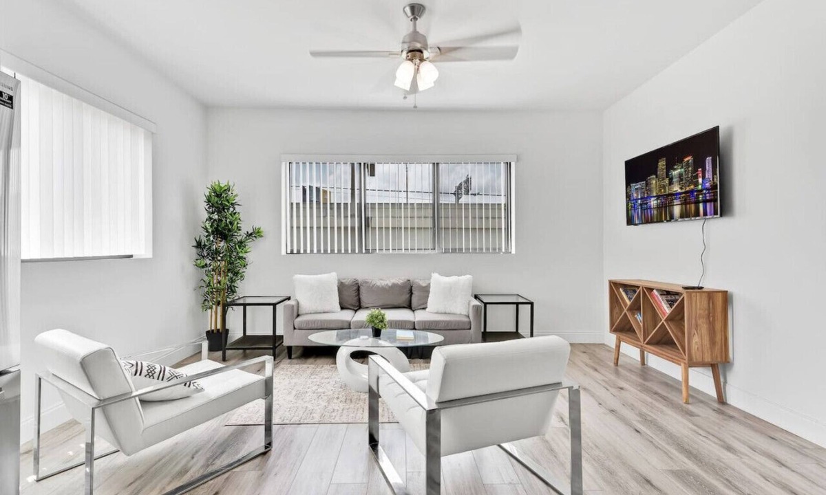 Seybold Condo | Stylish Apartment 5 Min to Design District