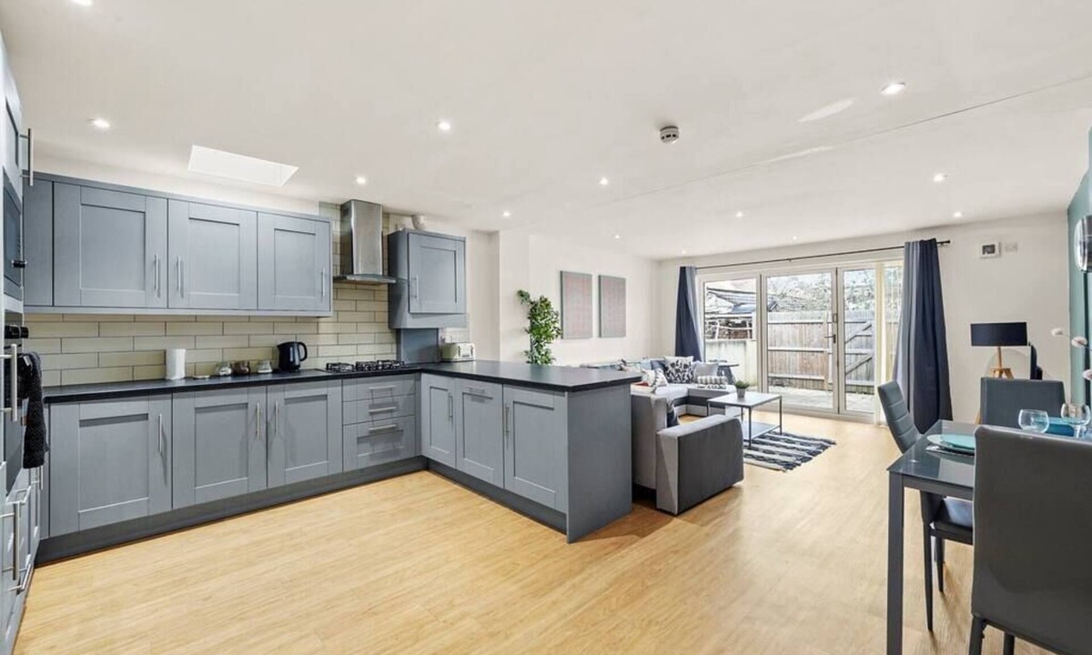 Staple Hill Apartment | Stylish Apartment - Sleeps 8