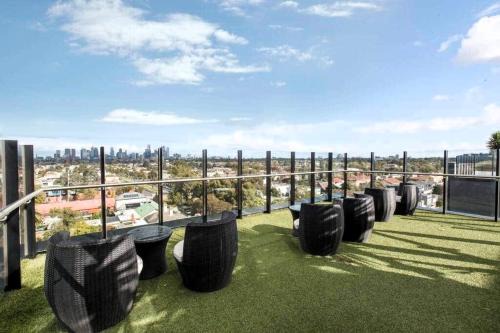 Brunswick East Apartment | Stylish Apt w/Stunning Rooftop Views & Hot Tub