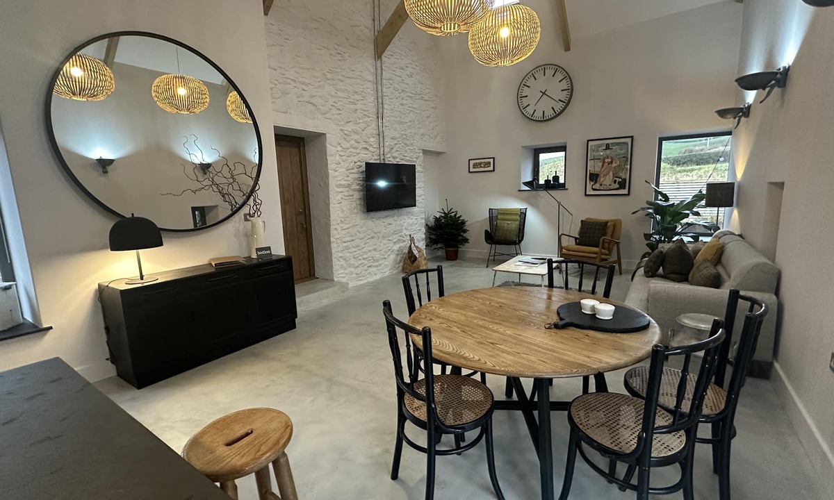Carmarthen Cottage | Stylish barn conversion, sleeps 5, with hot tub