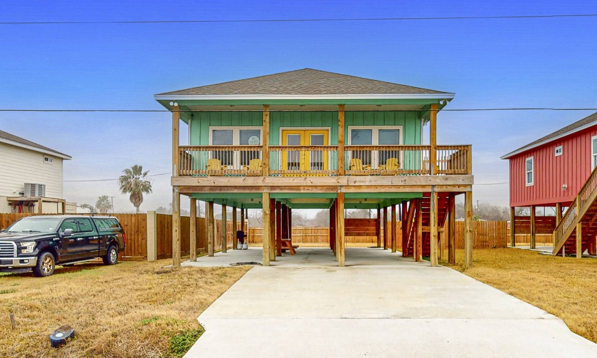Aransas Pass House | Stylish beach house with a deck, full kitchen, washer/dryer, & central AC