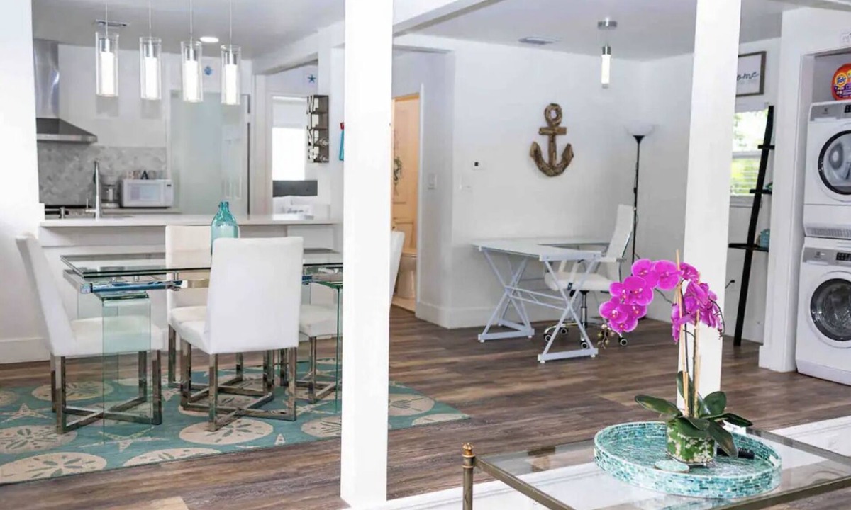 Parrot Cove House | Stylish Beach House