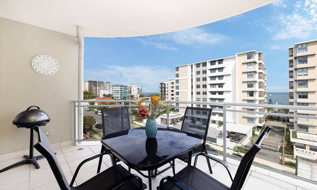 Redcliffe Apartment | Stylish beachside unit 3 min walk to beach
