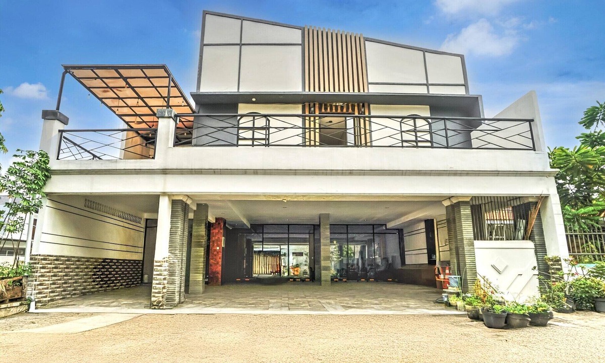 Suko Manunggal House | Stylish Budget Stay in Indonesia with Free WiFi