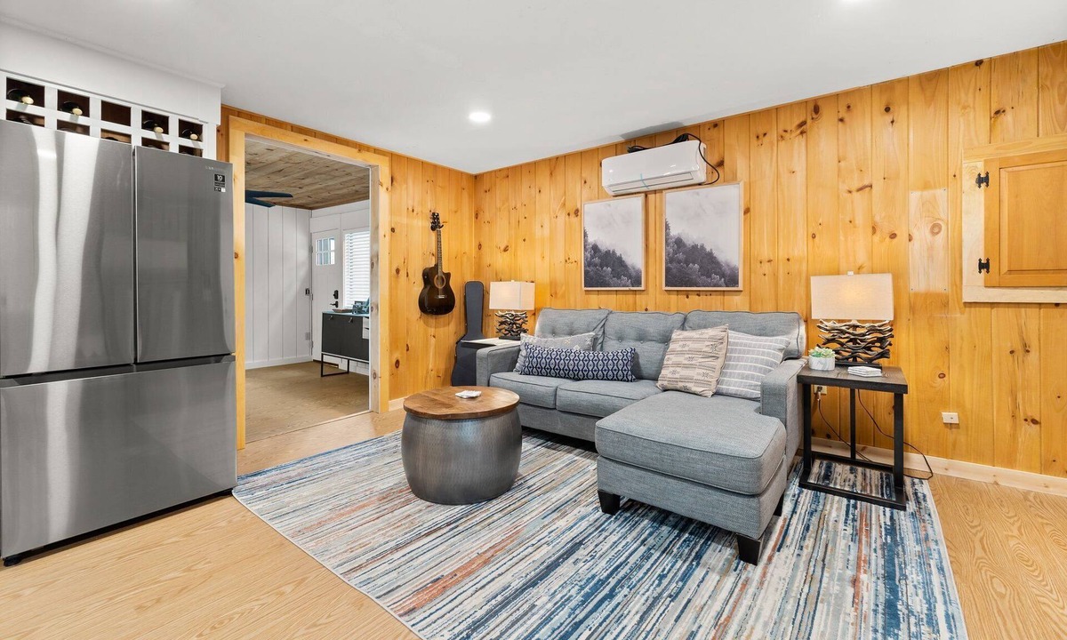 Meredith Cabin | Stylish Cabin-Firepit & Hot Tub