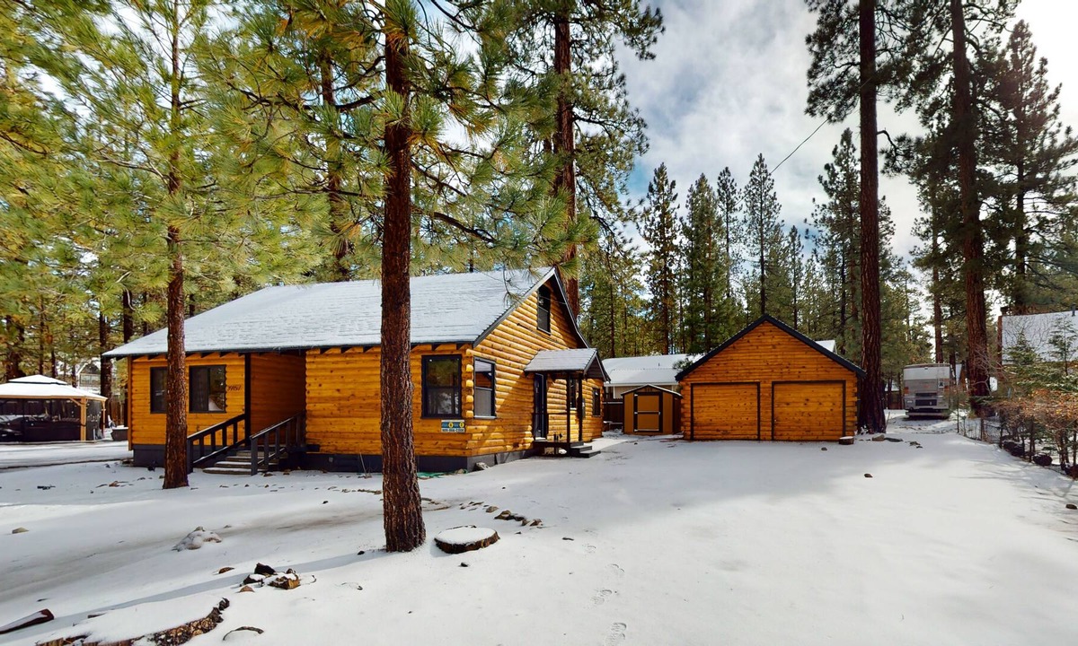 Boulder Bay House | Stylish Cabin Near the Lake w/ Wood-Burning Fireplace, Private Hot Tub, & WiFi!