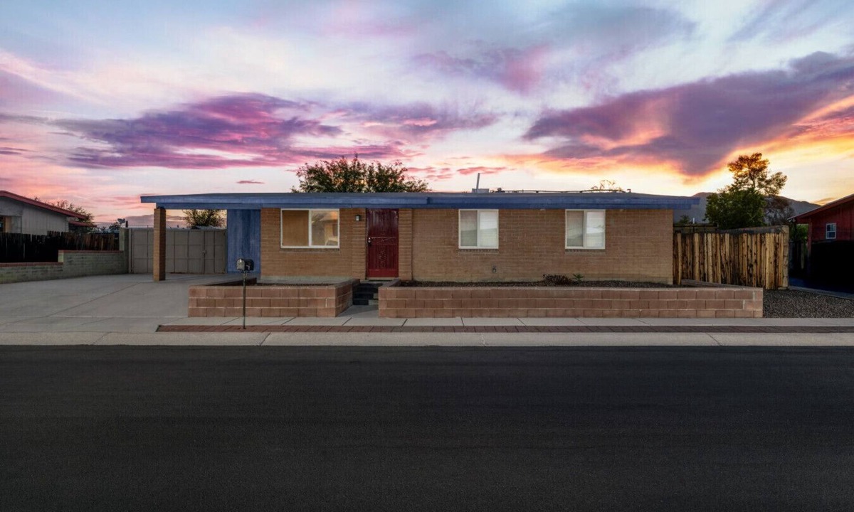 Casas Adobes House | Stylish/Carport/3 BR 2 BA/Big Yard/Grill
