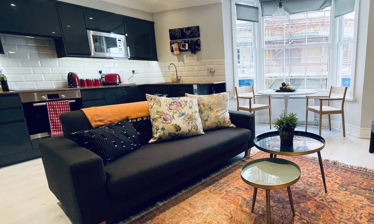 Hastings Apartment | * Stylish * Central * Sea View * Modern