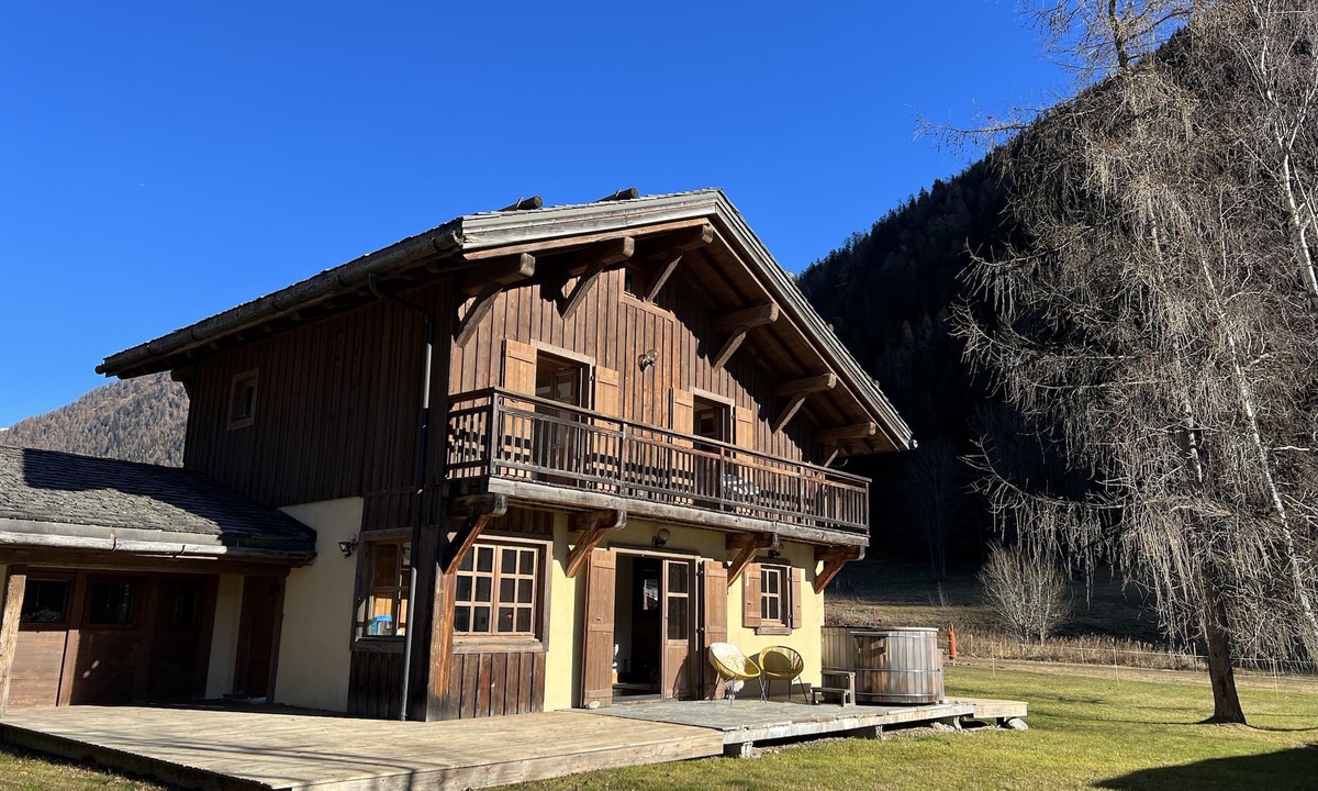 Chamonix-Mont-Blanc Ski Chalet | Stylish Chalet, Stunning Views of Mont Blanc, Hot Tub, Carport & large Garden