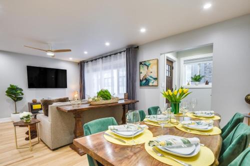 Edgewater Beach House | Stylish Chicago Retreat: Walk to Loyola University