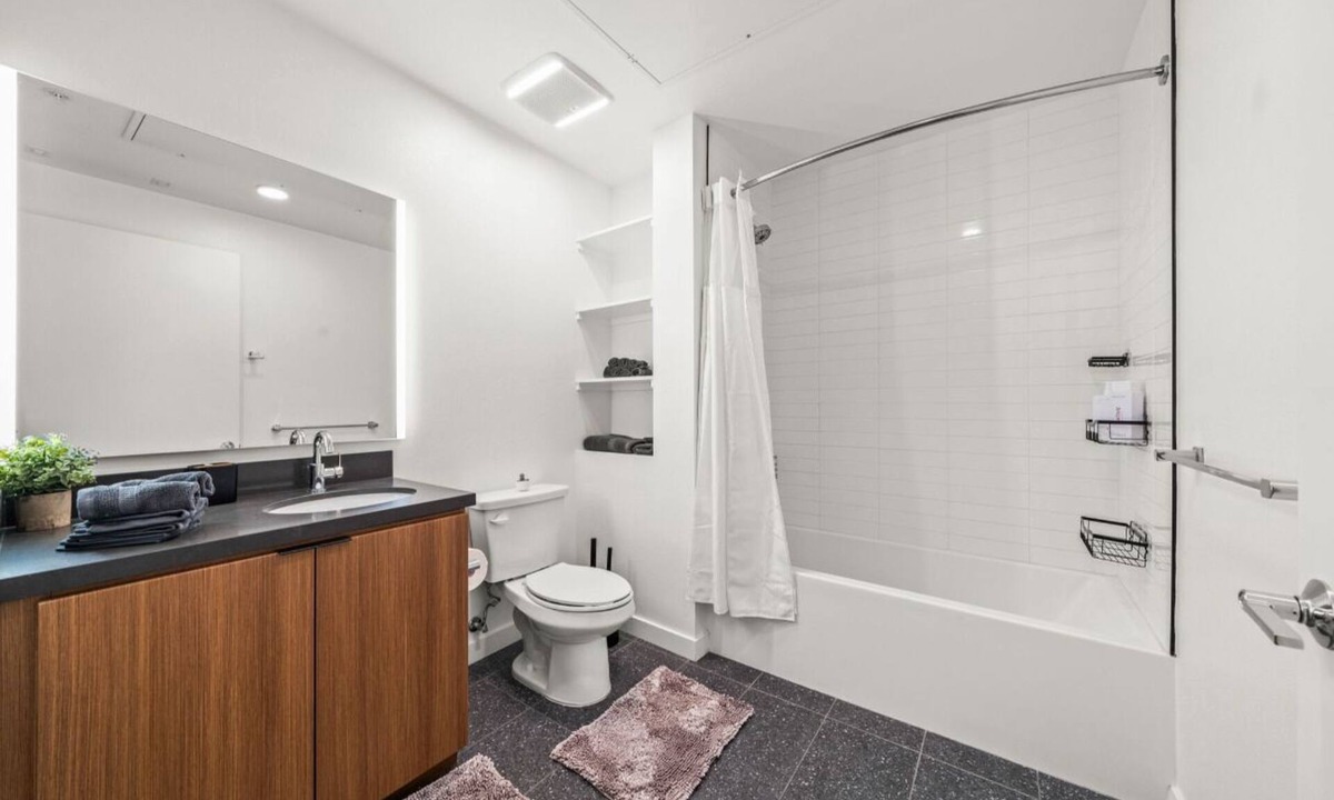 West Gateway Apartment | Stylish City Escape/Walk to Shops Dine & Explore