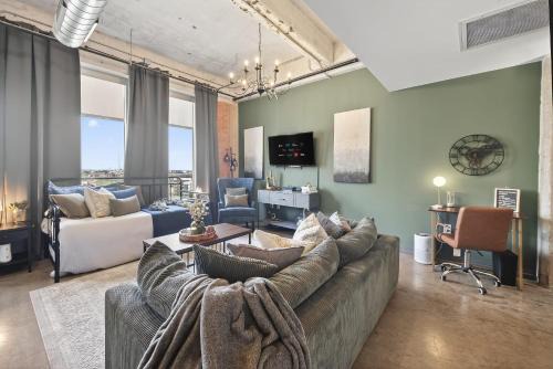 Downtown Dallas Apartment | Stylish City Loft Downtown