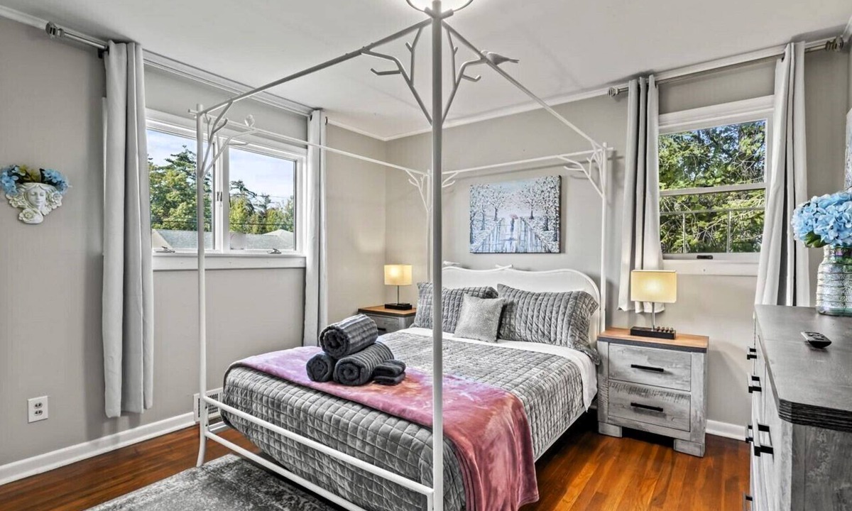 Clifton Park House | Stylish Clifton Park Home w/Firepit~Sunroom!