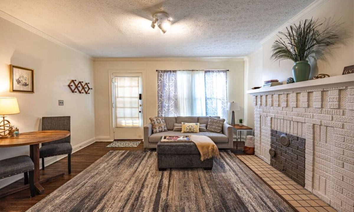 Clintonville Apartment | Stylish Clintonville Stay Free Parking