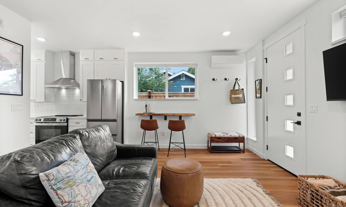 North End House | Stylish Coach House in Walkable Proctor District