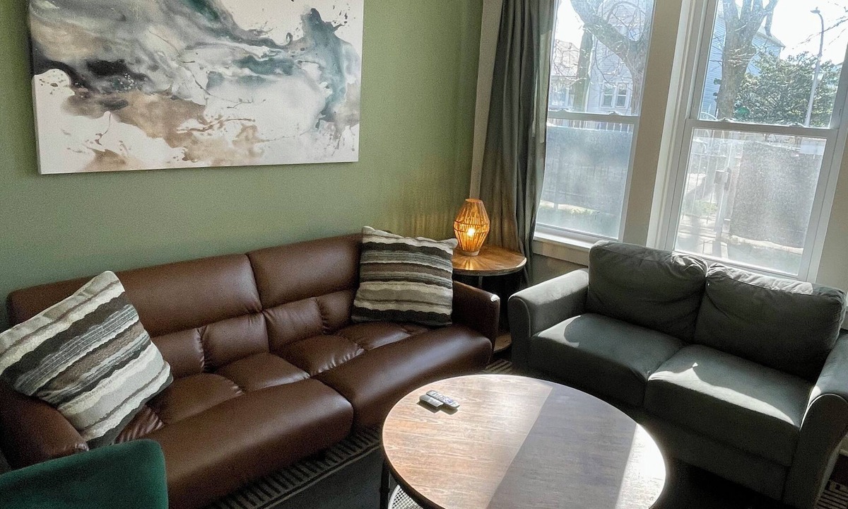 Brighton Park Apartment | Stylish comfortable 3BR with tons of natural light