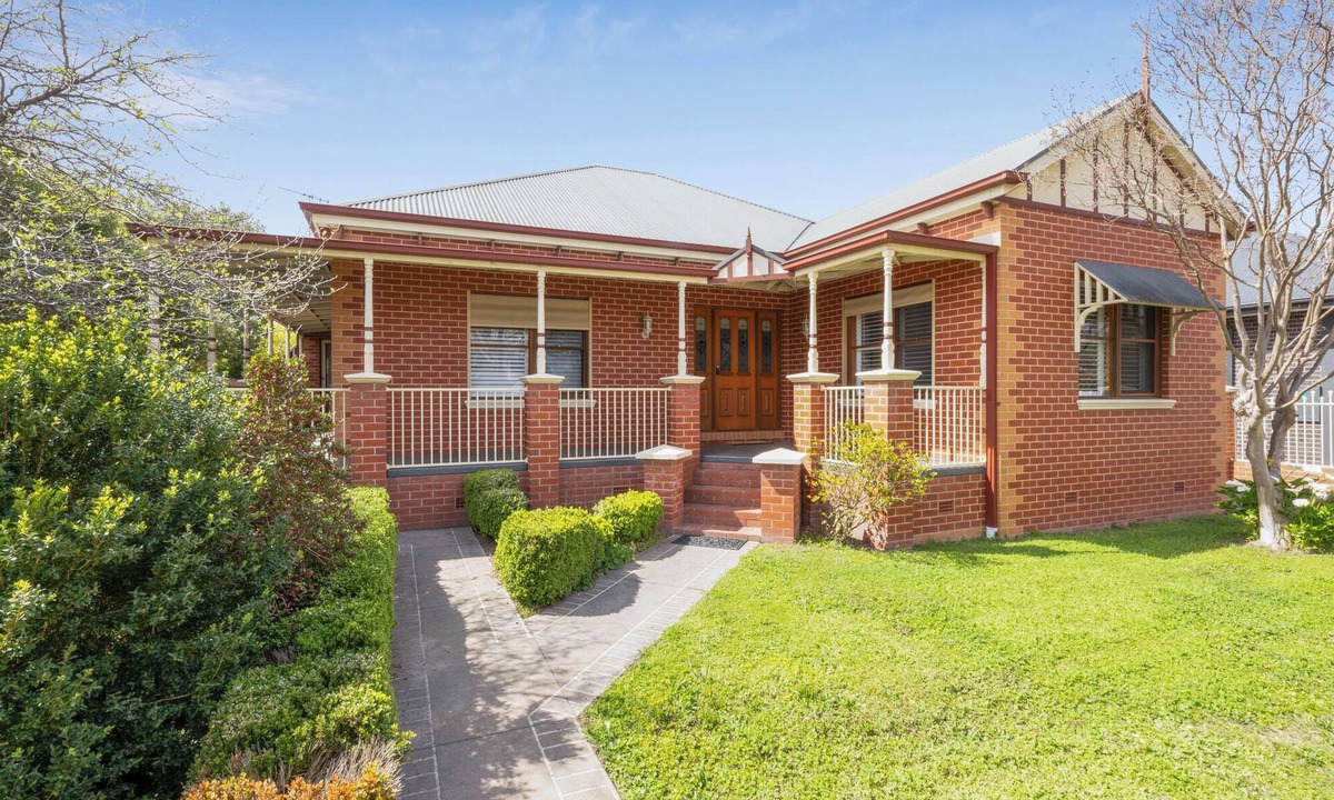 Benalla House | Stylish, comfortable and well located home