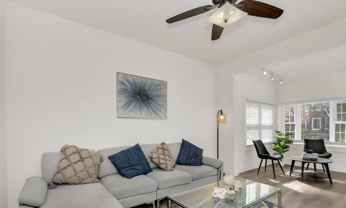 Brighton Park House | Stylish & Comfy Stay: Close to Downtown