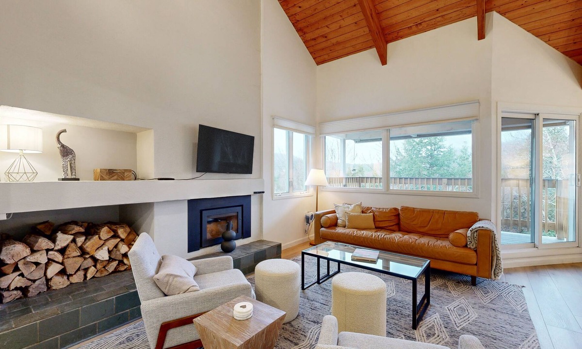 Warren Condo | Stylish condo with WFH loft, steps to shuttle, Bridges Resort pools