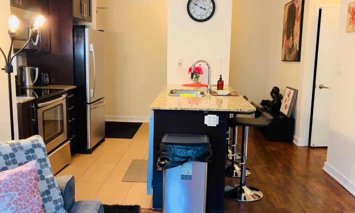 Downtown Mississauga Condo | Stylish Cozy 1bedroom Condo in Square one Centre