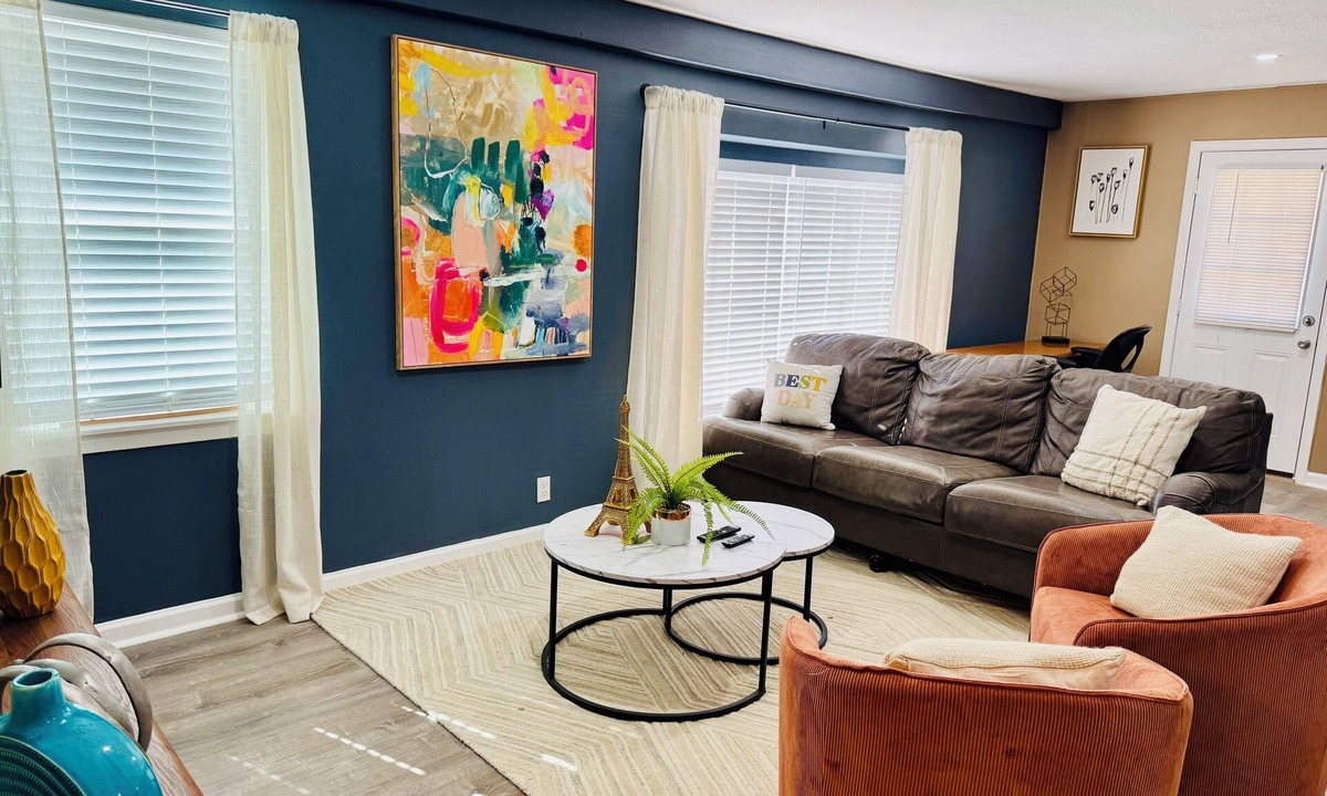 Stafford House | Stylish Cozy 2-bedroom Duplex in enjoyable Stafford with WiFi, AC, Smart TVs
