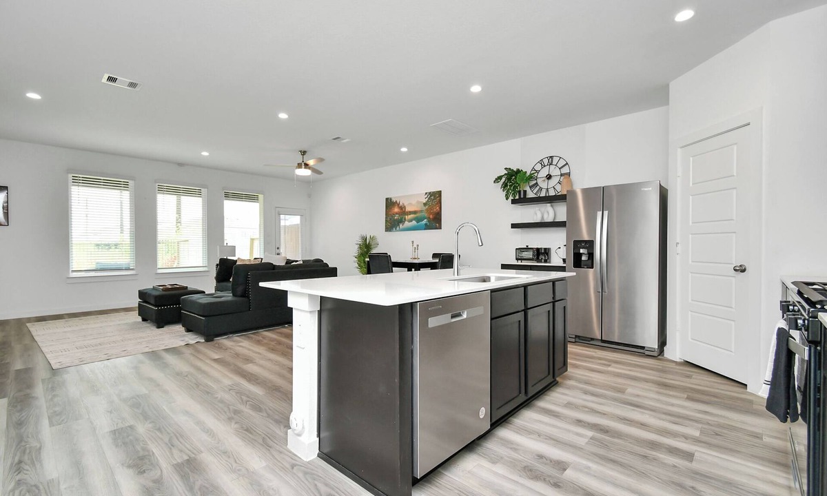 Southeast Houston House | Stylish & Cozy 4 Beds - Near Downtown W/Backyard
