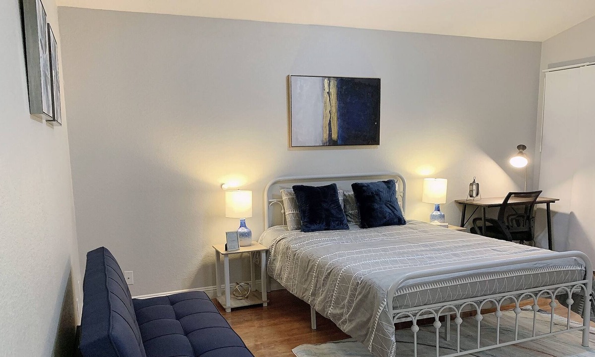 East San Jose House | Stylish & Cozy ~ 5★ Location ~ Lush Backyard ~ Pkg