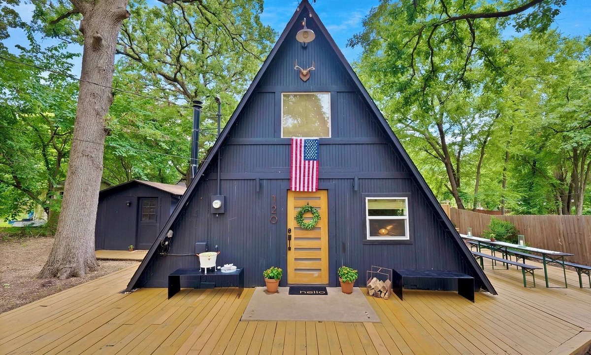 Gun Barrel City Cabin | Stylish, cozy A-Frame house just 1 block from Cedar Creek Lake.
