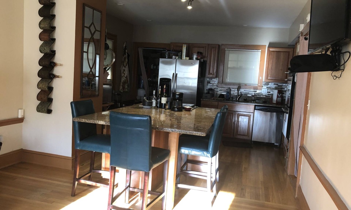 Hartford House | Stylish & Cozy Fully Equipped Home