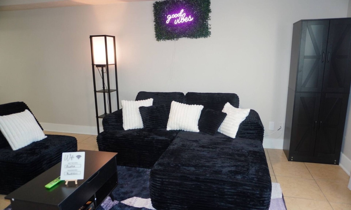 Baytown House | Stylish Cozy Townhouse Near Major Highways