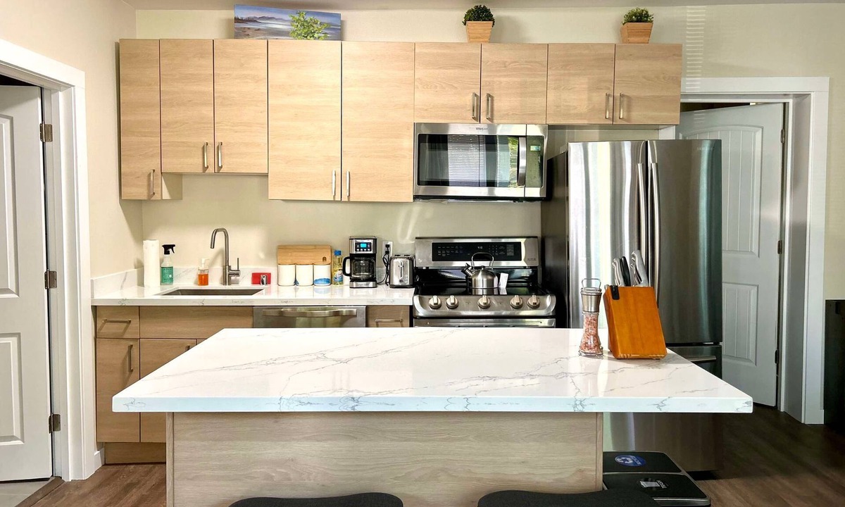 Renton House | Stylish Deluxe Kitchen/King Bed/Laundry/Free Parking