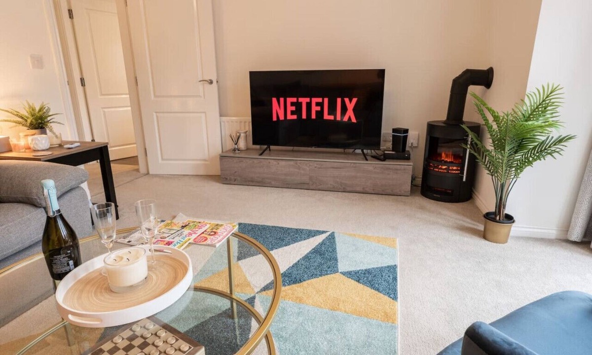 Greasby House | Stylish Detached Upton Home | Sleeps 8 | Parking