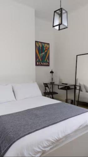 Preston House | Stylish Double Room in City Centre - Shared Bathroom - Parking