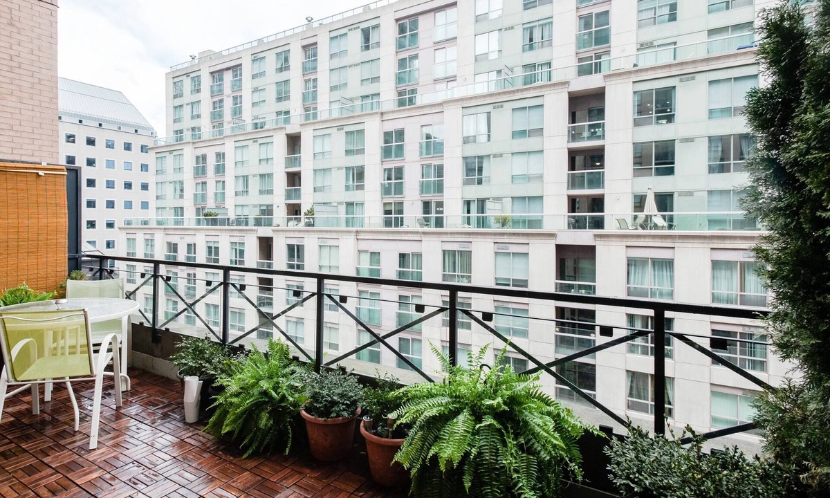 Toronto Entertainment District Apartment | Stylish downtown apartment with private patio and parking