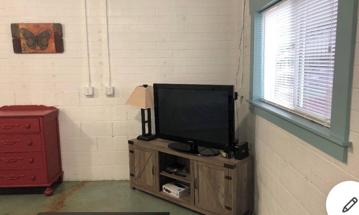 Yreka House | Stylish Downtown Hidden Gem (Studio)