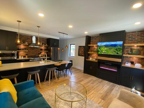 Ruthven House | Stylish Downtown Kingsville Getaway with Putting Green, Firepit & Games