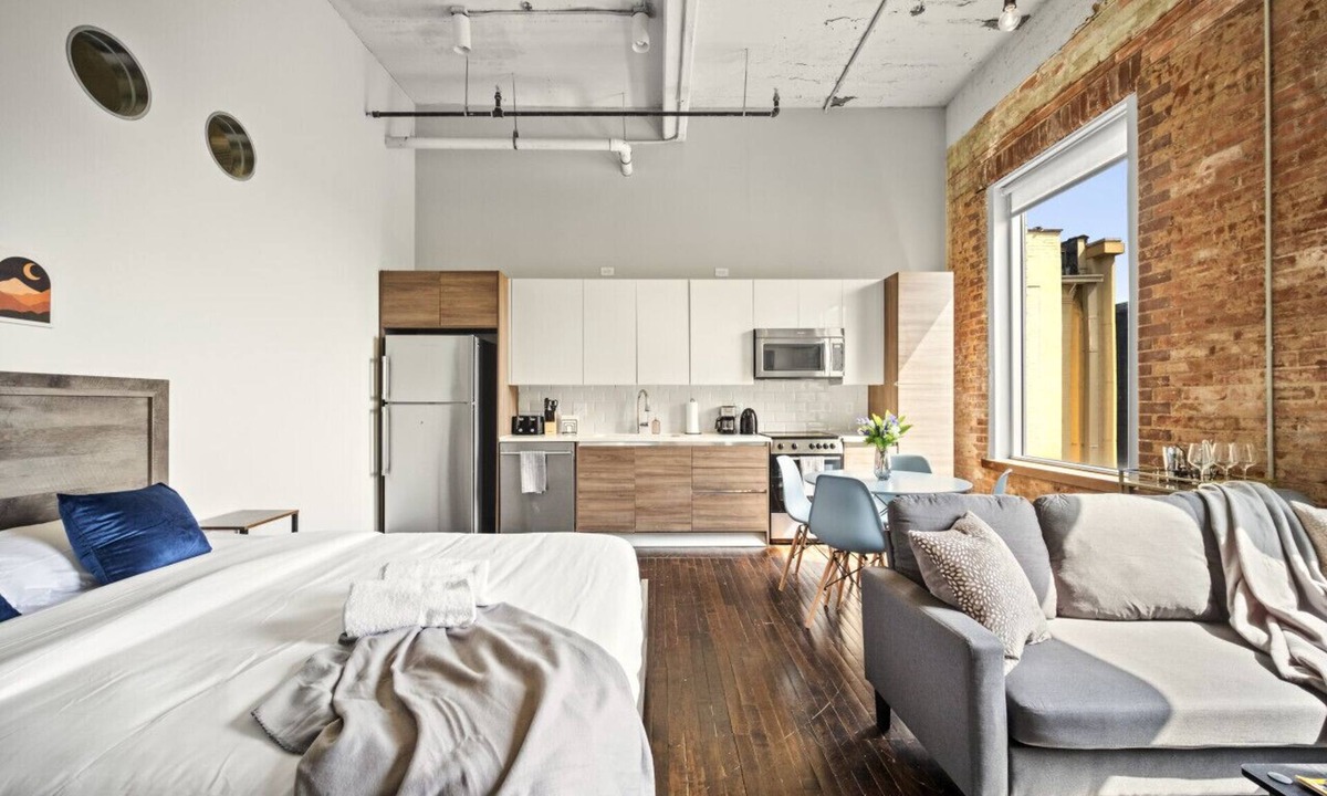 Downtown Dallas Apartment | Stylish Downtown Stay | Pool, Gym, Valet Parking