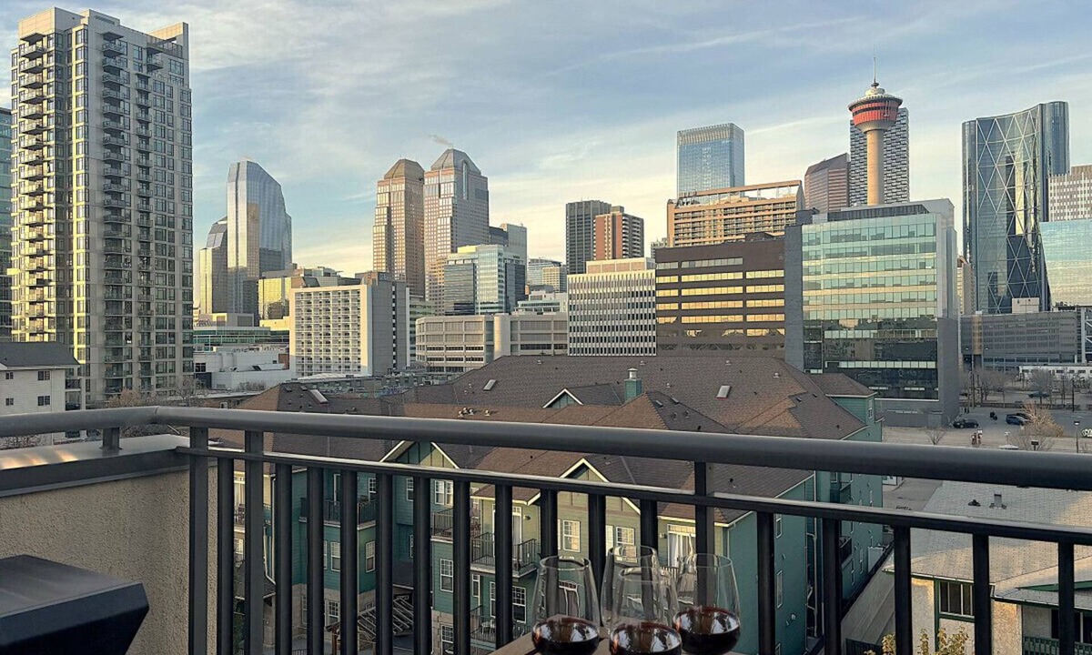 Victoria Park Apartment | Stylish DT Views at Stampede w/Free Parking, AC