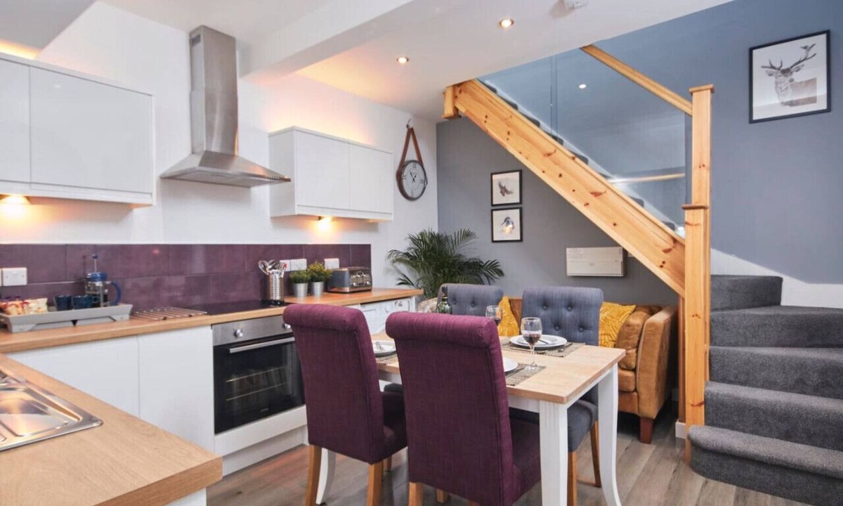 Kegworth Apartment | Stylish Duplex nr EMA with Free Gym & Pool Access