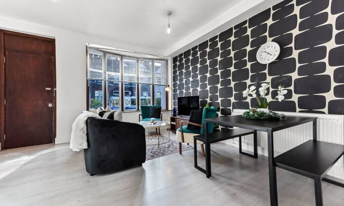 Walpole Apartment | Stylish Ealing Haven: Modern 2BR Flat For Five