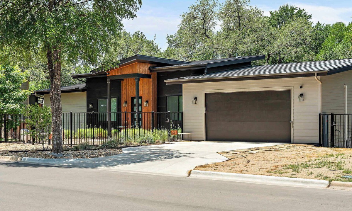 MLK House | Stylish East Austin Home | 2BR | BBQ | Near DT ATX